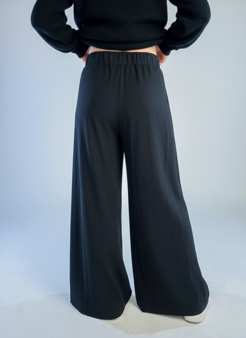 Pantalón negro acampanado amplio con elástico en cintura