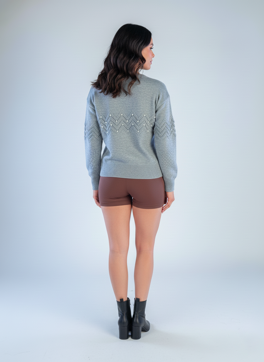 Sueter gris cuello redondo con tejido en zig zag y perlas