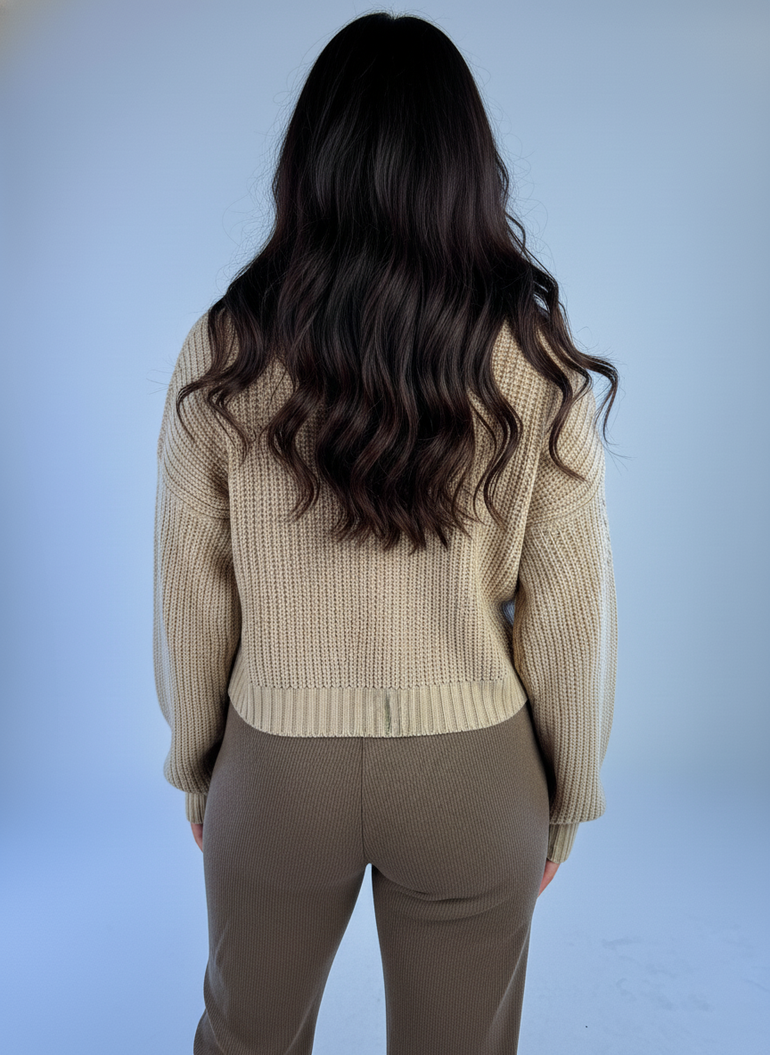 Suéter beige tejido con trenzas