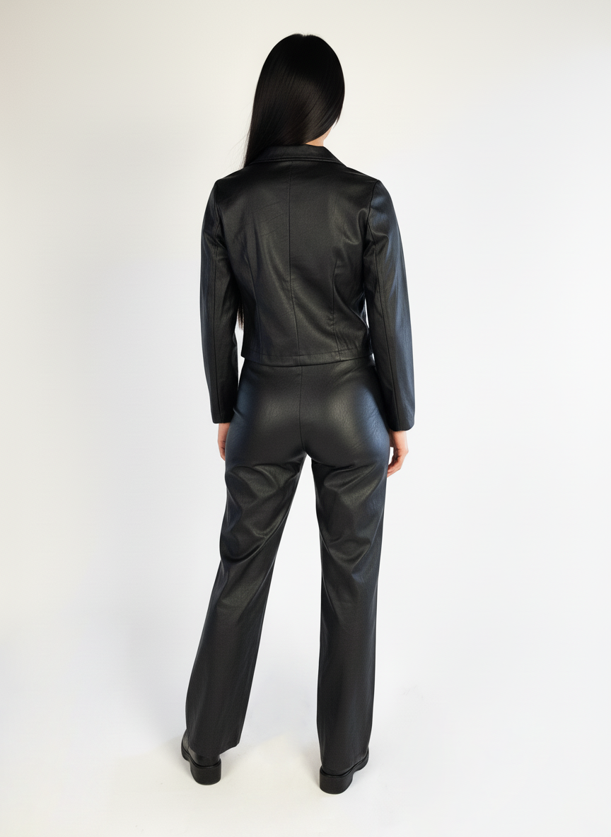 Conjunto de vinipiel de blusa y pantalon negra