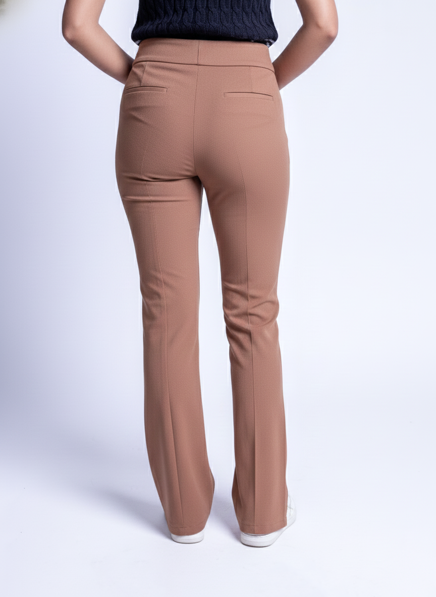 Pantalon cafe seccionado con cierre en ziper