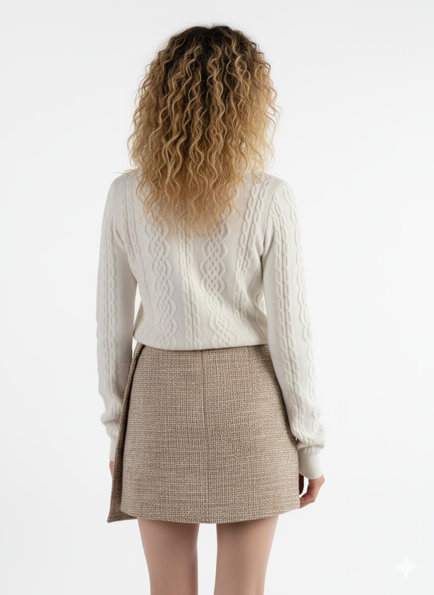 Suéter blanco tejido con cuello de peluche abotonado