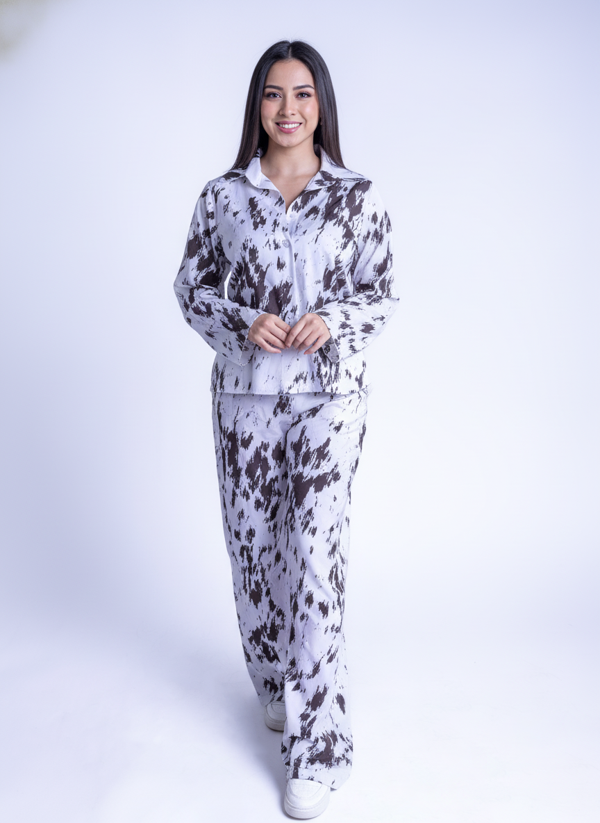 Conjunto blanco beteado de dos piezas de blusa abotonada y pantalon