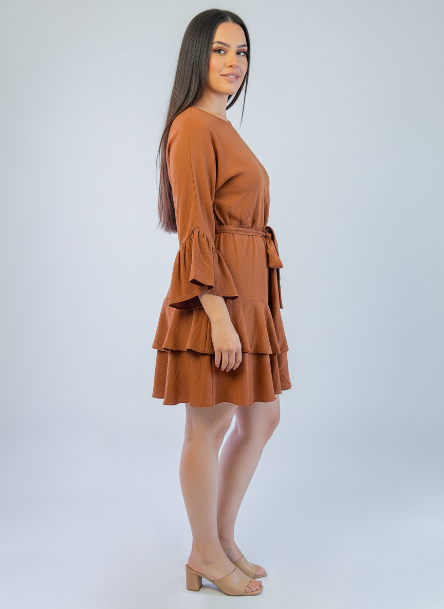 Vestido cafe con olanes en manga y falda