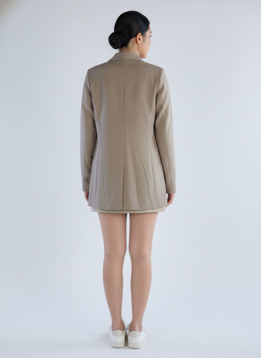 Saco gris con solapa y botones decorativos de vestir