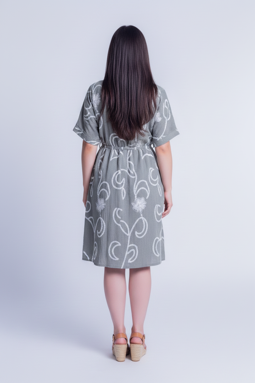 Vestido verde con bordado y cinturón de tela