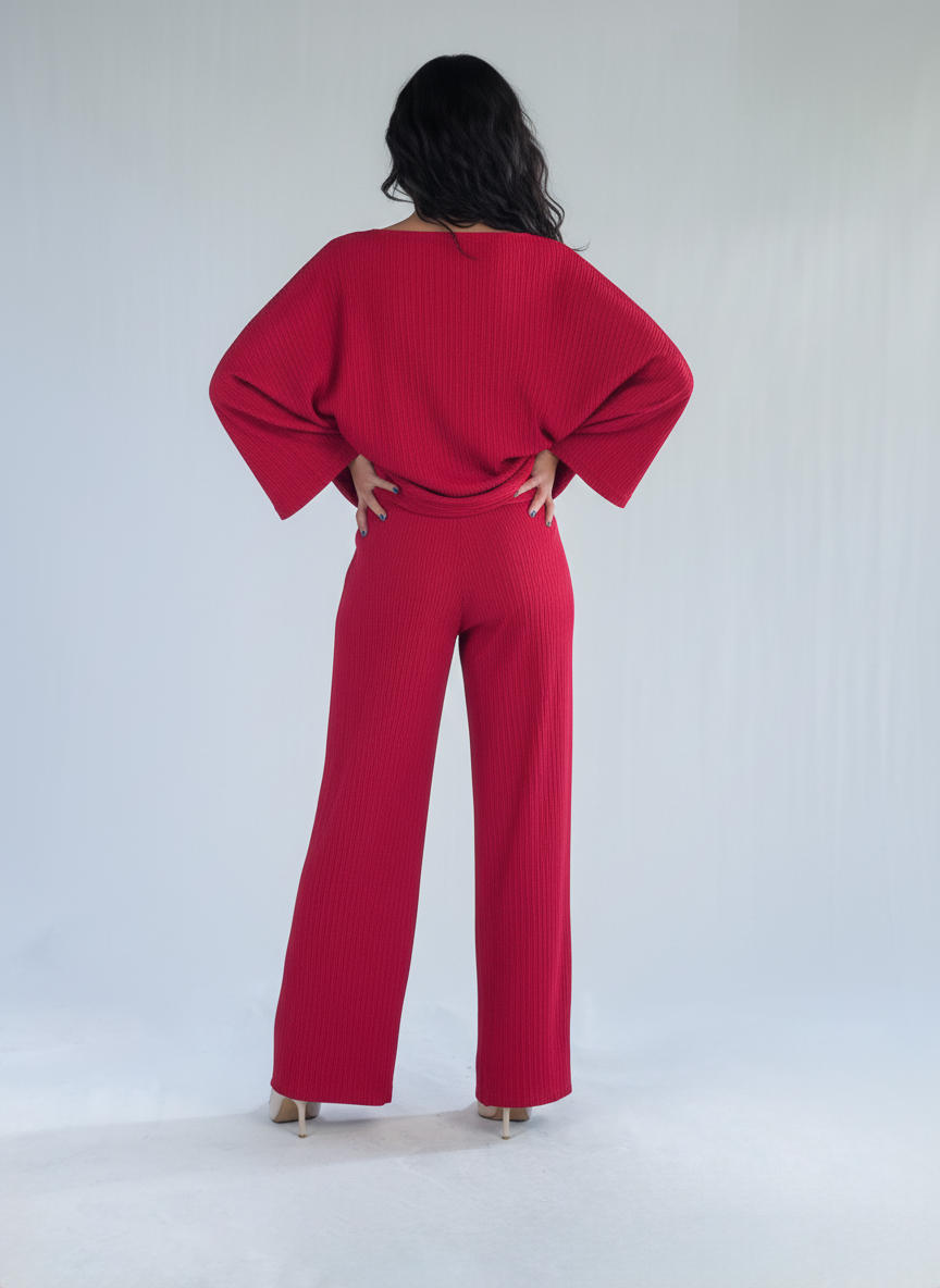 Conjunto guinda de dos piezas de blusa y pantalon