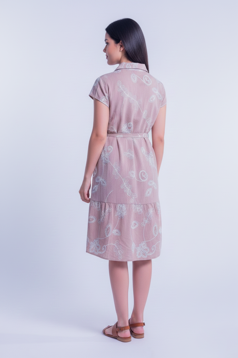 Vestido beige con bordado y cuello tipo camisa