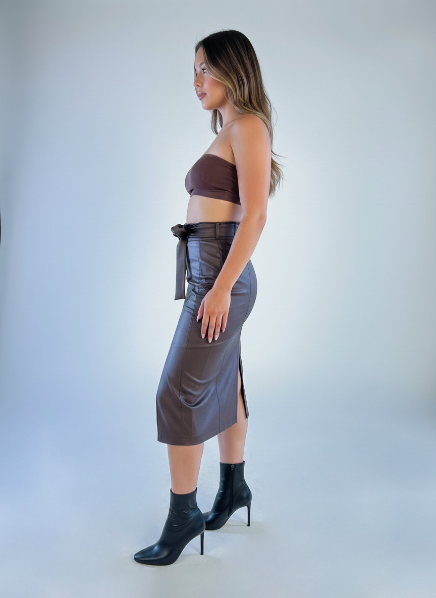 Falda larga entallada con abertura en pierna y cinturon ajustable