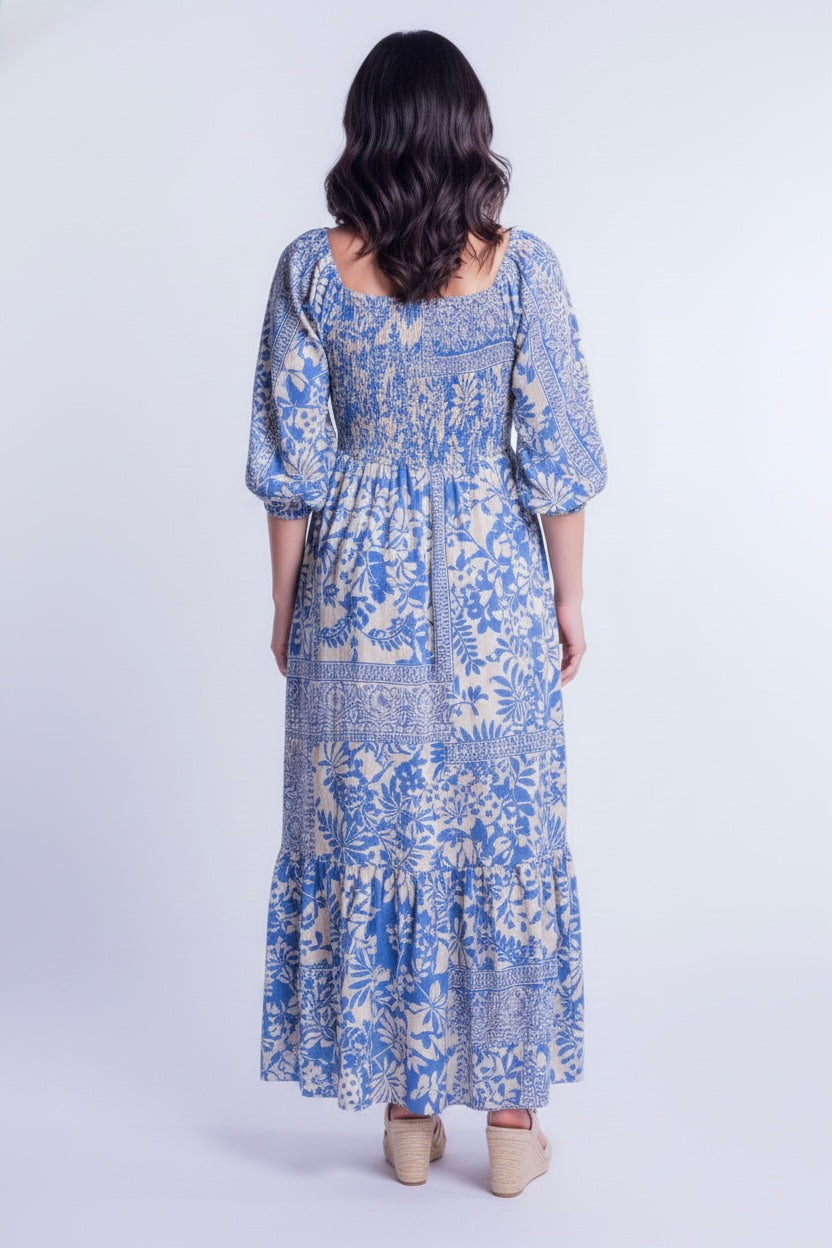 Vestido beige con estampado barroco azul con abertura en pierna