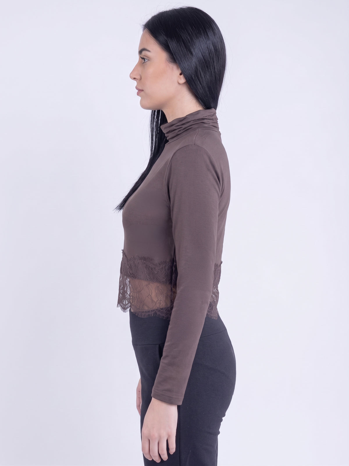 Blusa cafe cuello alto con detalle de encaje en bastilla