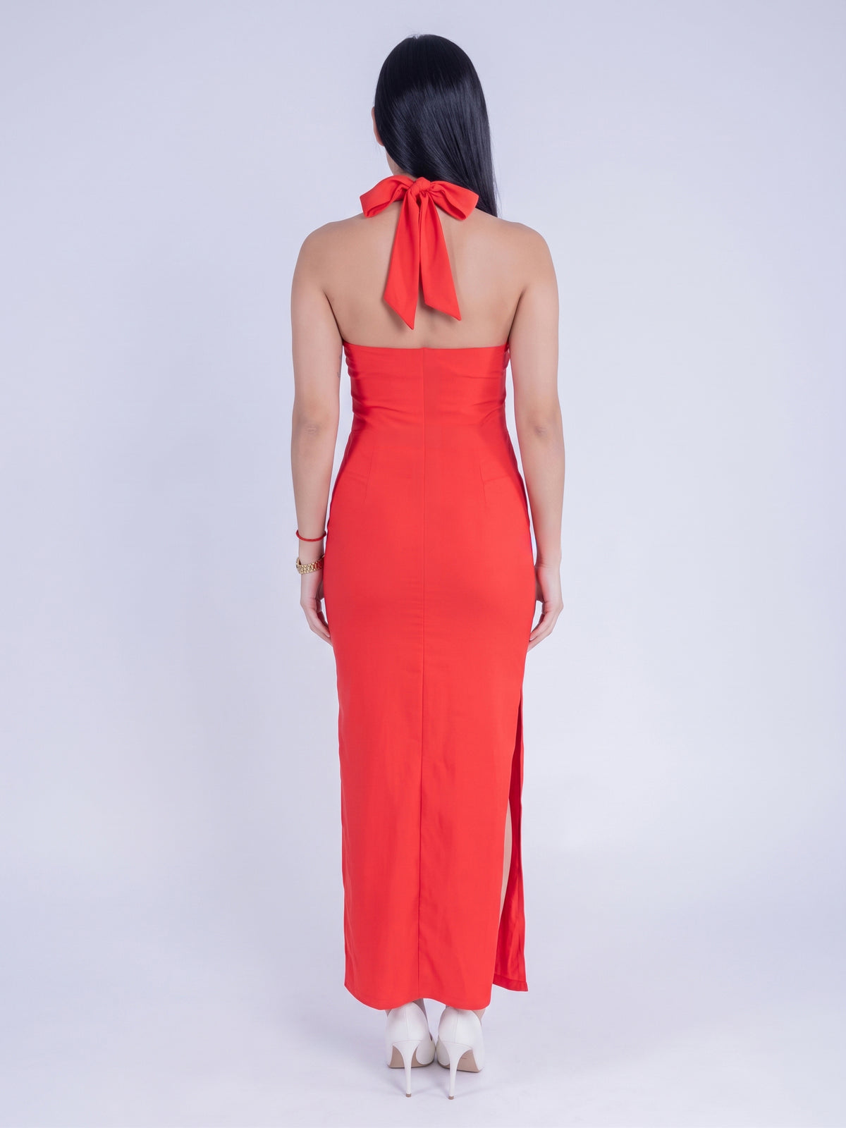 Vestido rojo con abertura lateral estilo halter