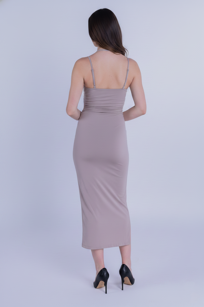 Conjunto beige de top con argolla y falda con abierta lateral