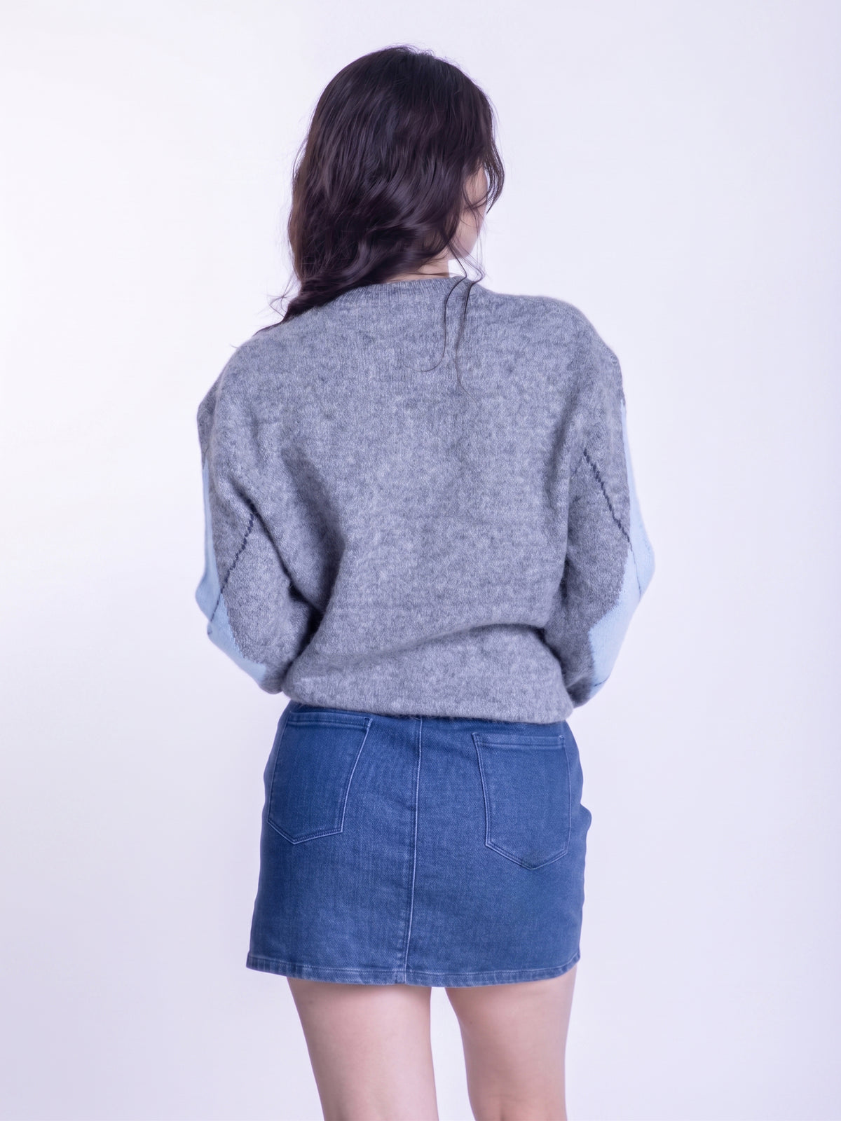Suéter beige con rombos azules