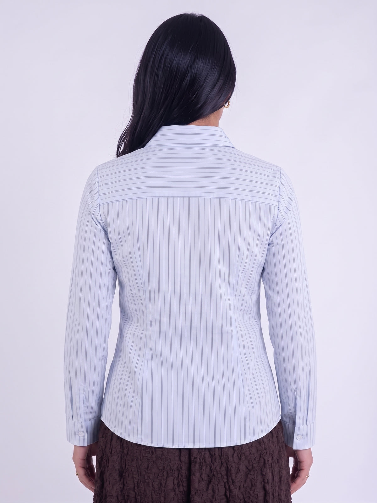 Blusa azul rayada con corbata abotonada