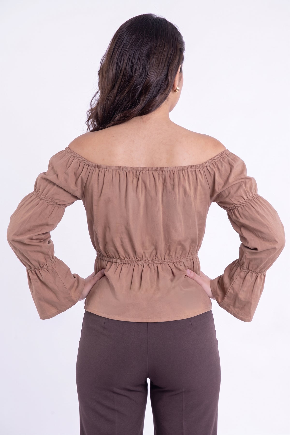 Blusa cafe con hombro descubierto