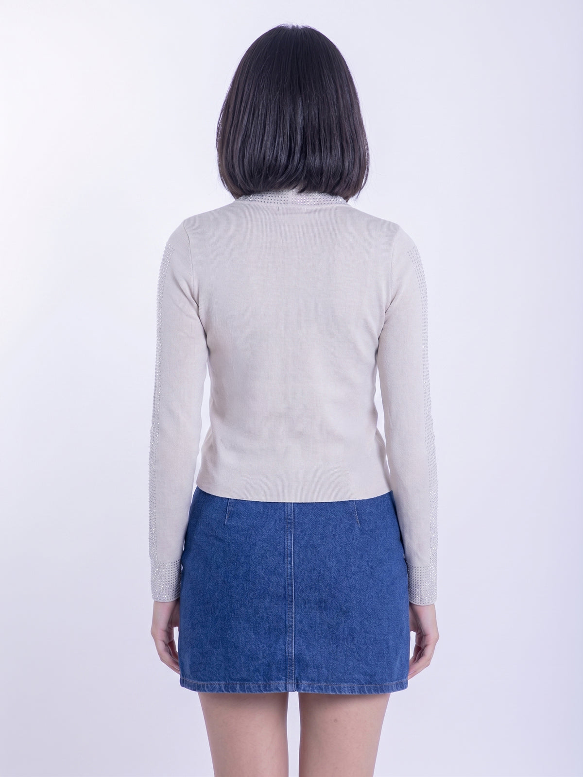 Blusa beige tipo suéter con brillos entallada