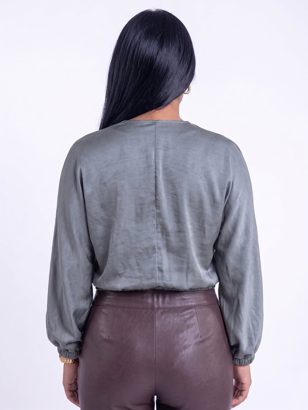 Blusa color onix satinada corte cruzado