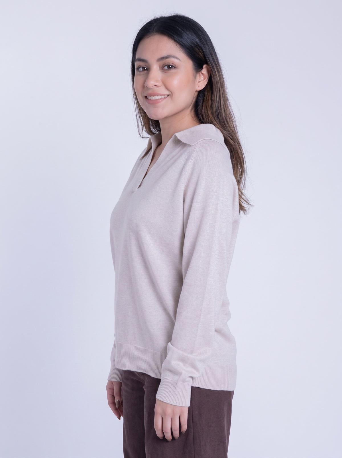 Suéter beige con cuello tipo sport