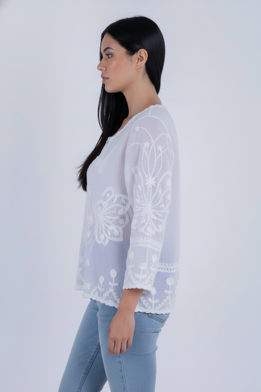 Blusa blanca de manta con bordado decorativo