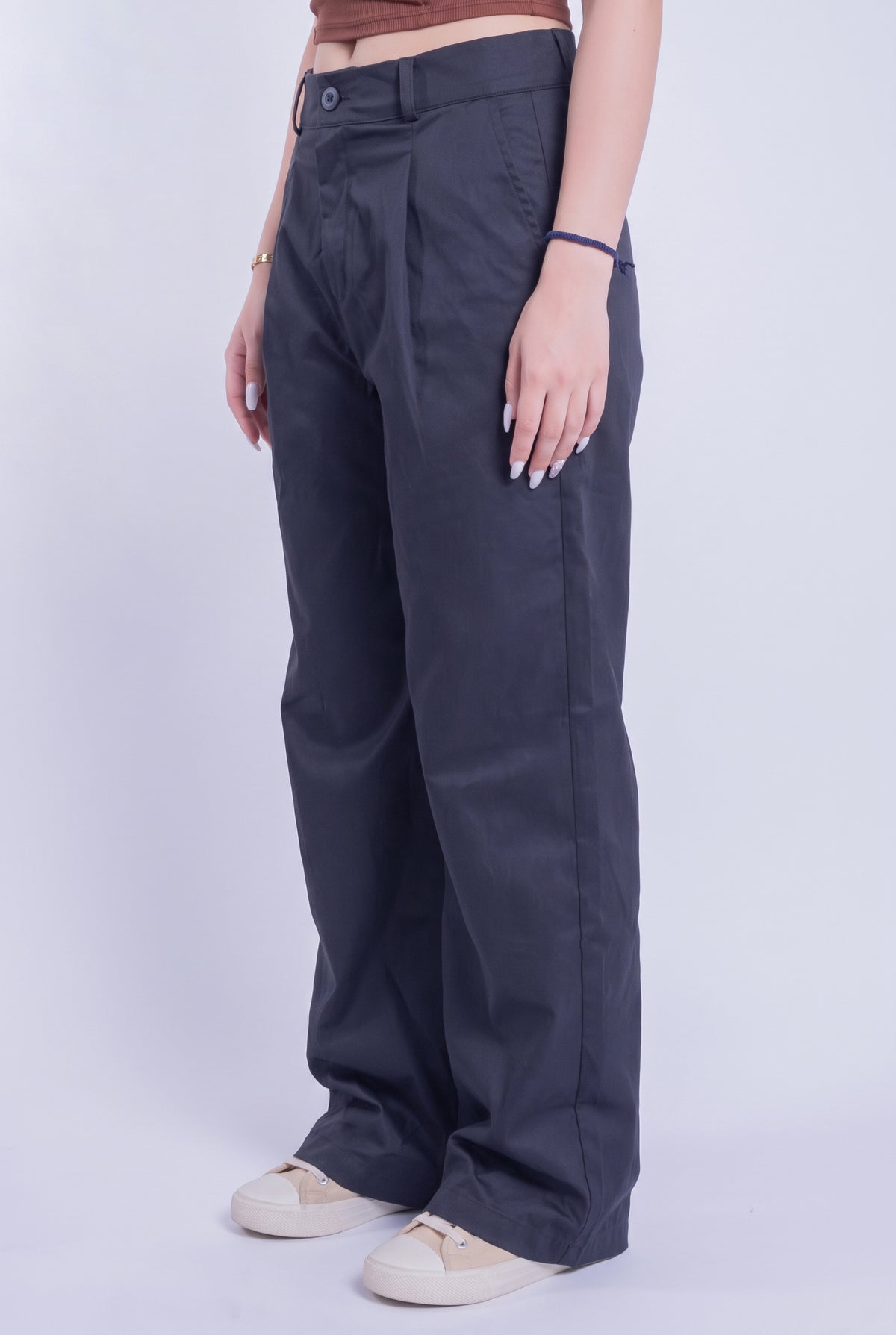 Pantalón negro estilo urbano con pinzas al frente