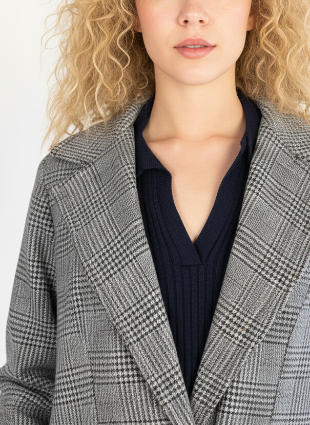 Saco largo gris cuadriculado tipo gabardina