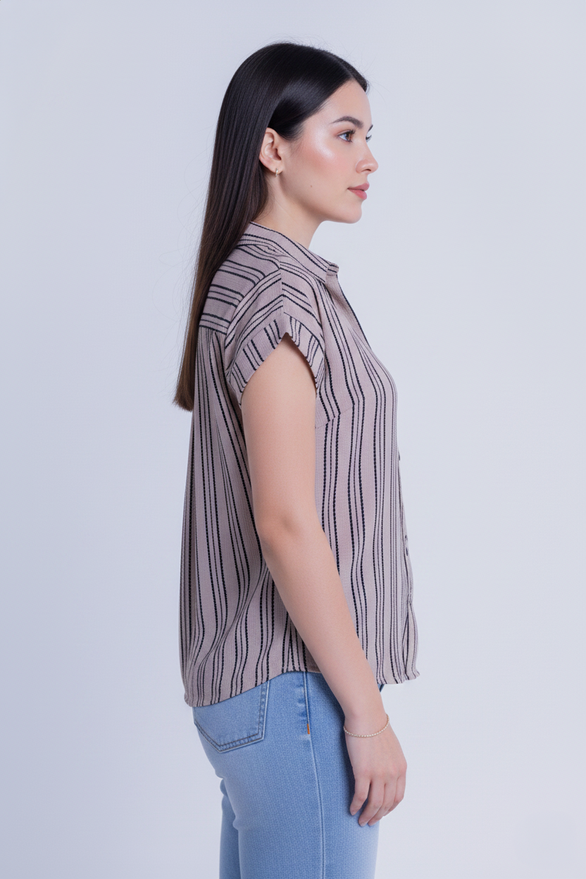 Blusa beige abotonada con rayas verticales