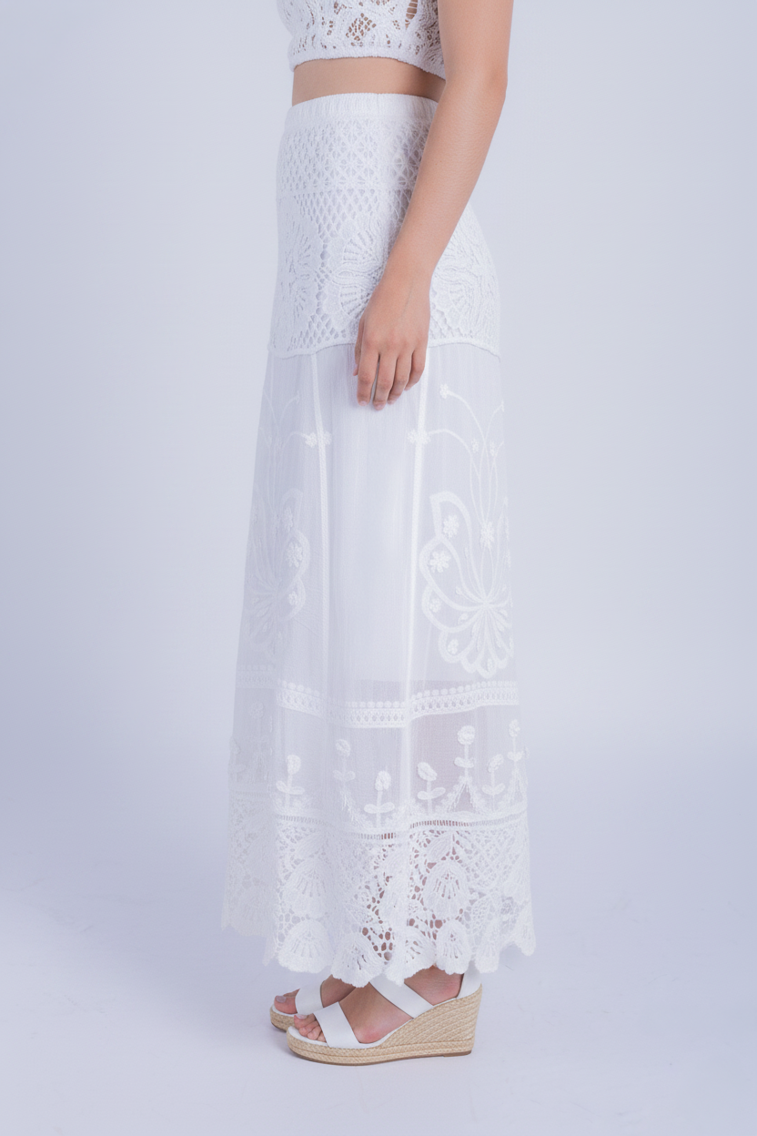 Falda blanca con perforaciones tipo gasa