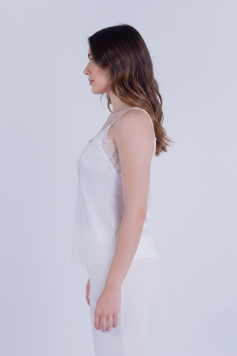 Blusa beige satinada con escote cruzado de encaje