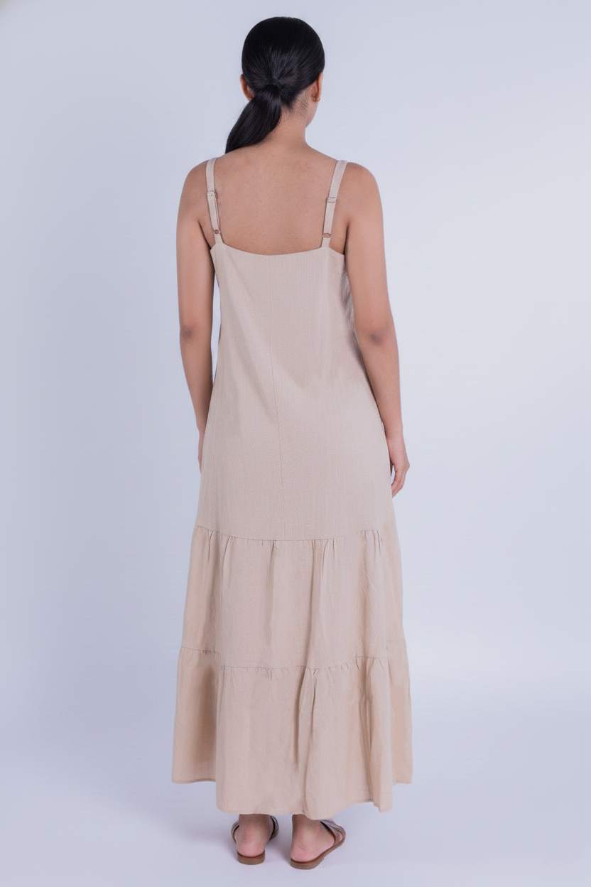 Vestido beige bordado de tirantes largo