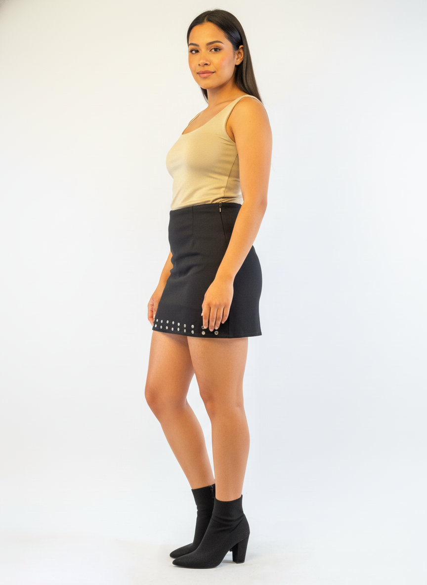 Falda negra tipo mini con estoperoles