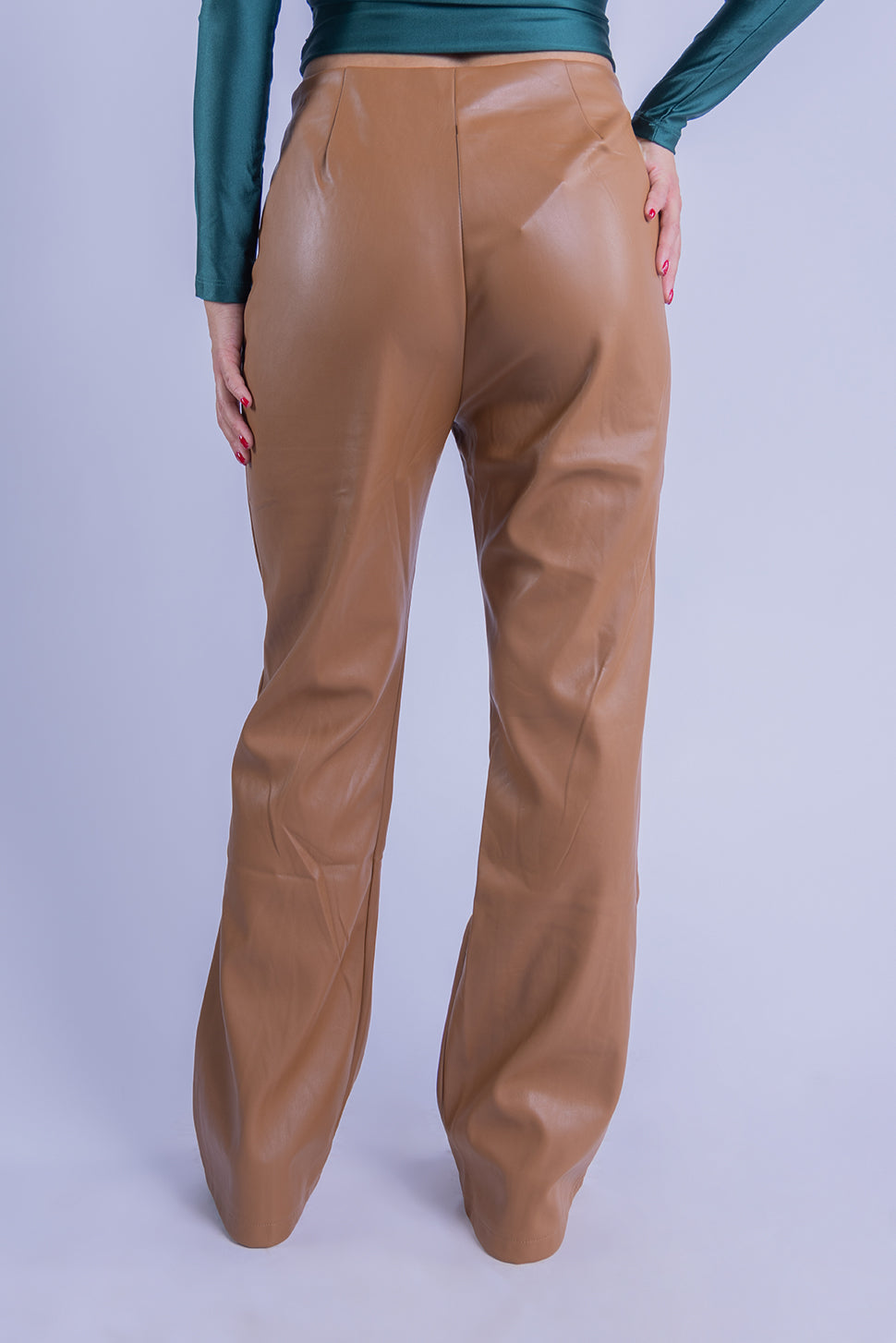 Pantalón de vinipiel seccionado