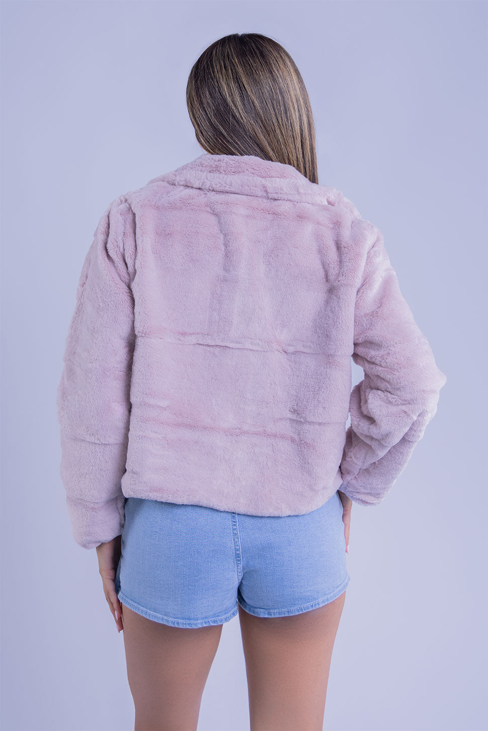 Chamarra de peluche rosa con ziper