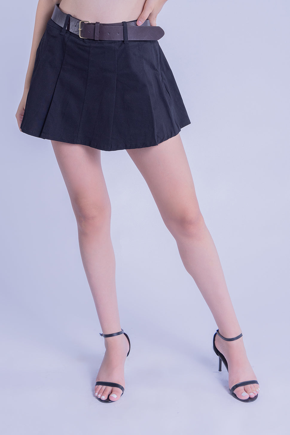 Minifalda negra tableada con cinto