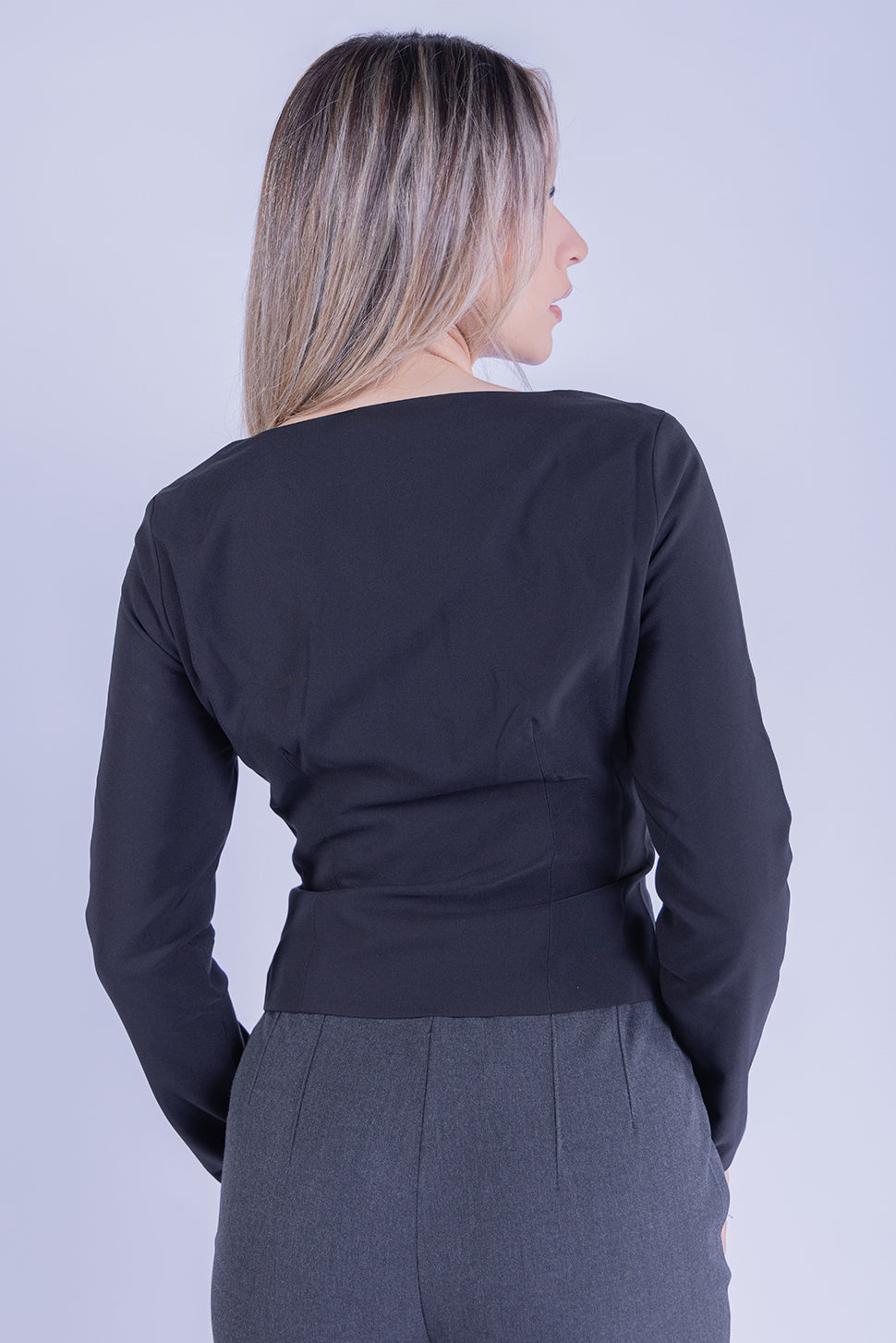 Saco negro abotonado con cuello cuadrado