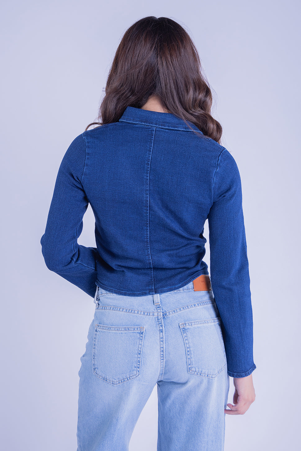 Blusa de mezclilla con moños