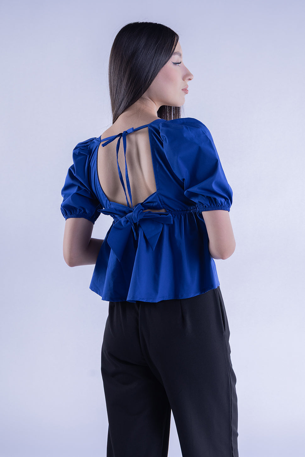 Blusa azul con plisado en espalda cuello cuadrado
