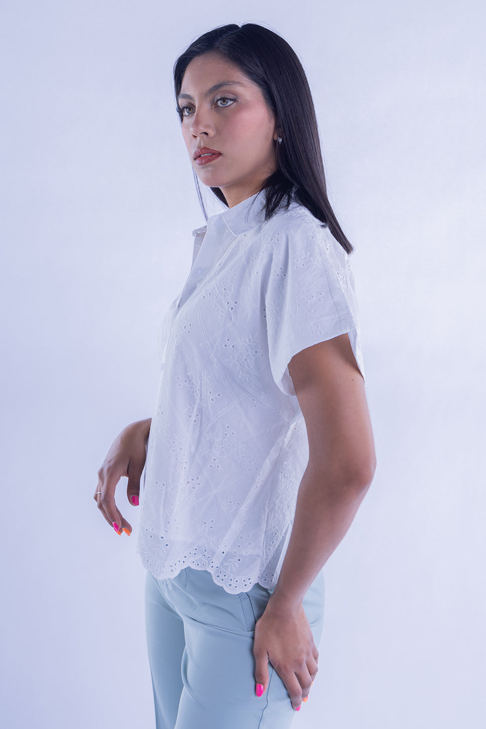 Crop top blanco abotonado con detalles bordados