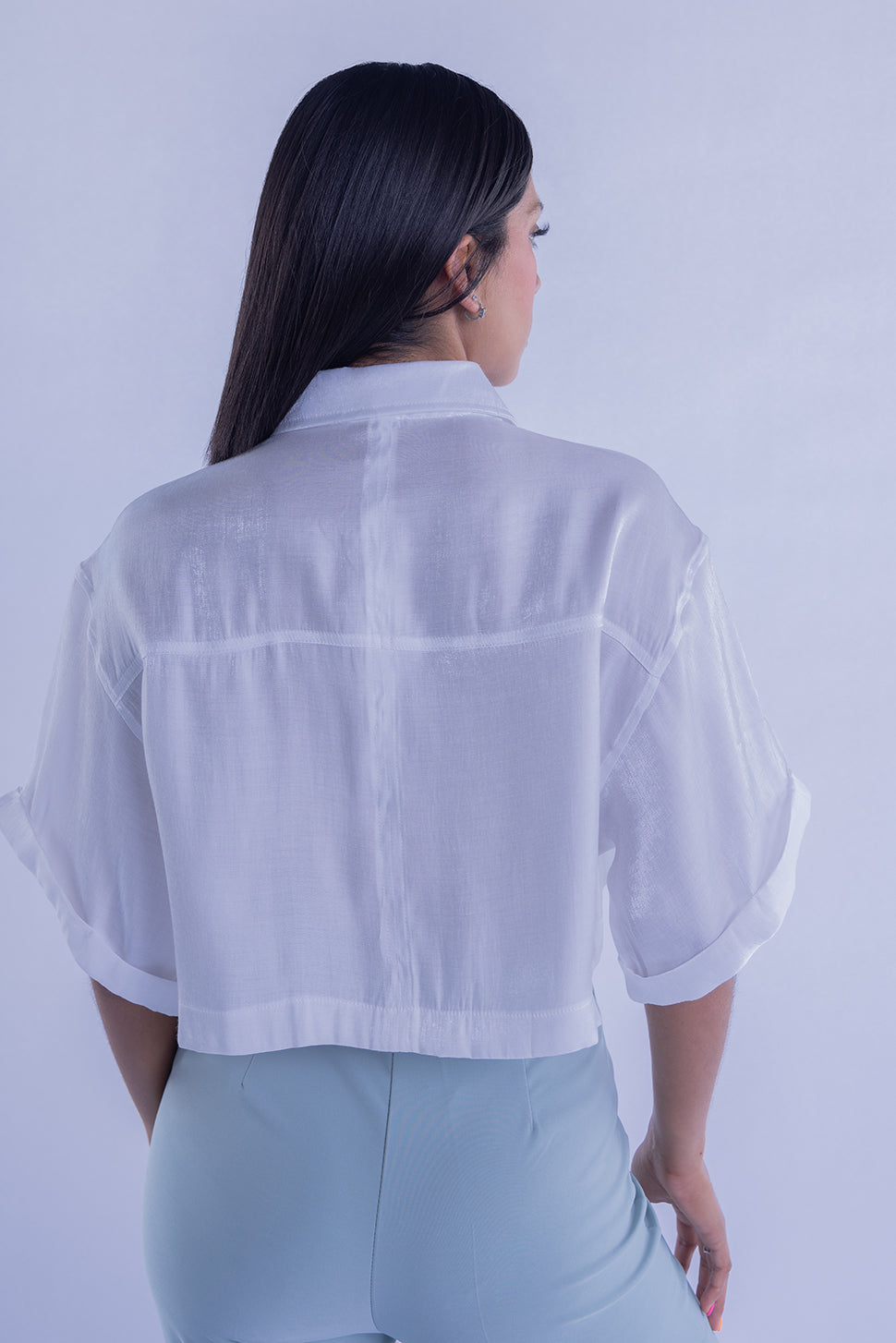 Crop top satinado con bolsas al frente