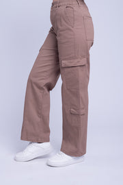 Pantalon tipo cargo con bolsas