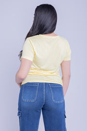 Blusa amarilla con estampado grafico