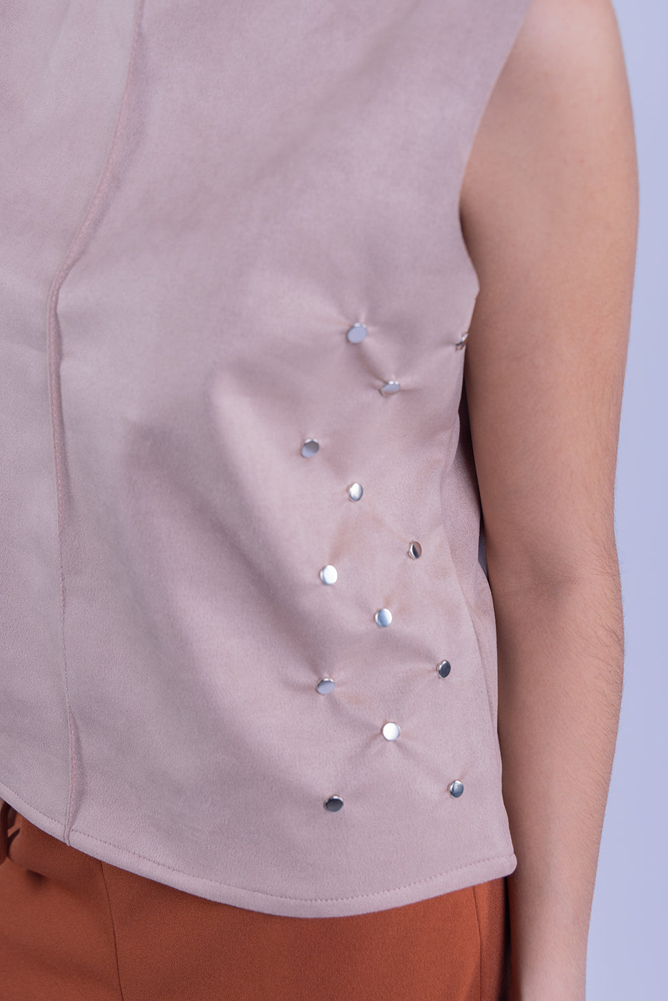 Blusa imitación piel con estoperoles