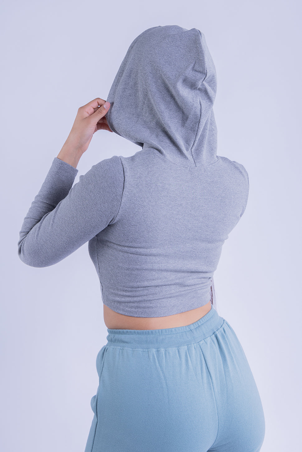 Crop top con capucha acanalado con escote