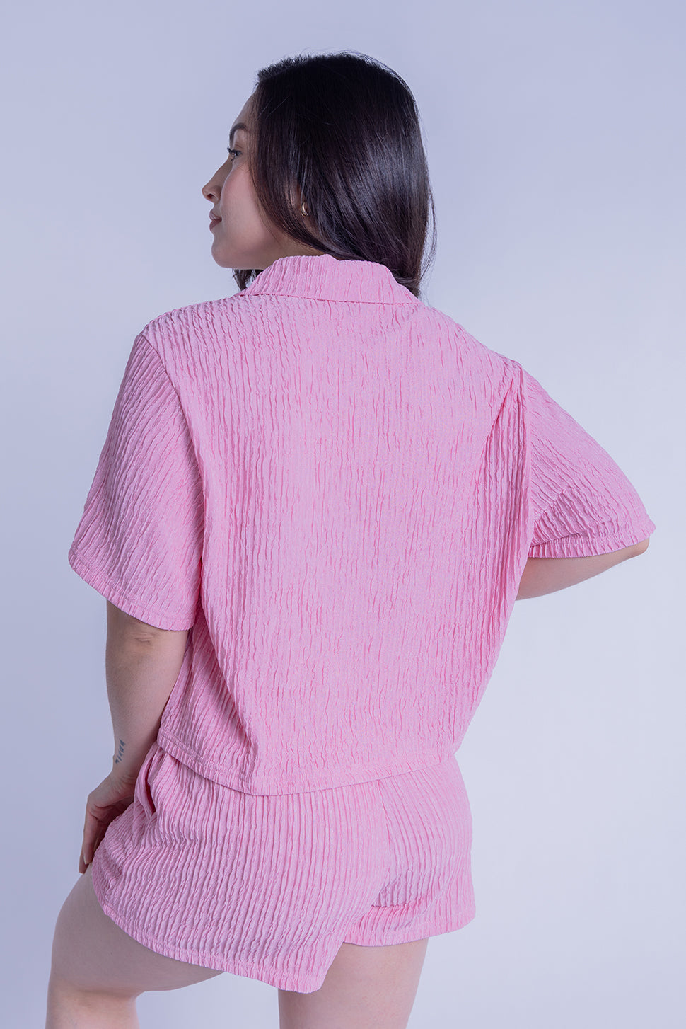 Conjunto rosa de top abotonado oversize y short con pretina