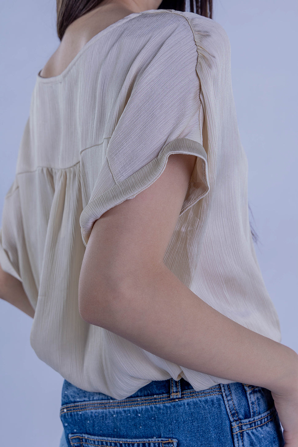 Blusa dorada satinada de cuello