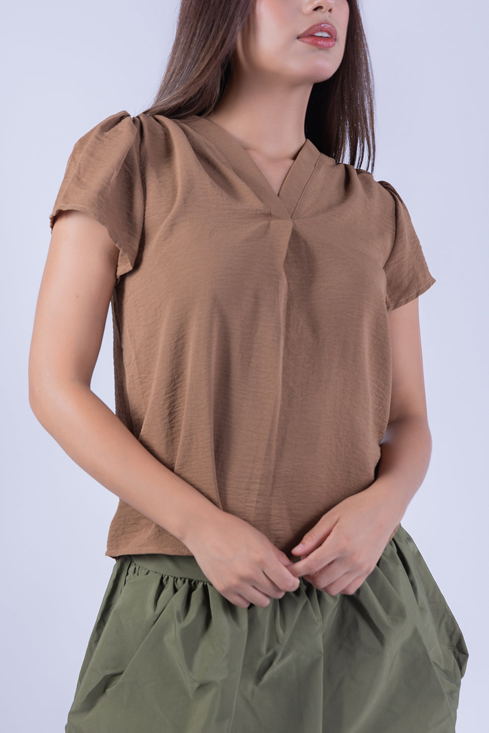 Blusa beige con cuello en V