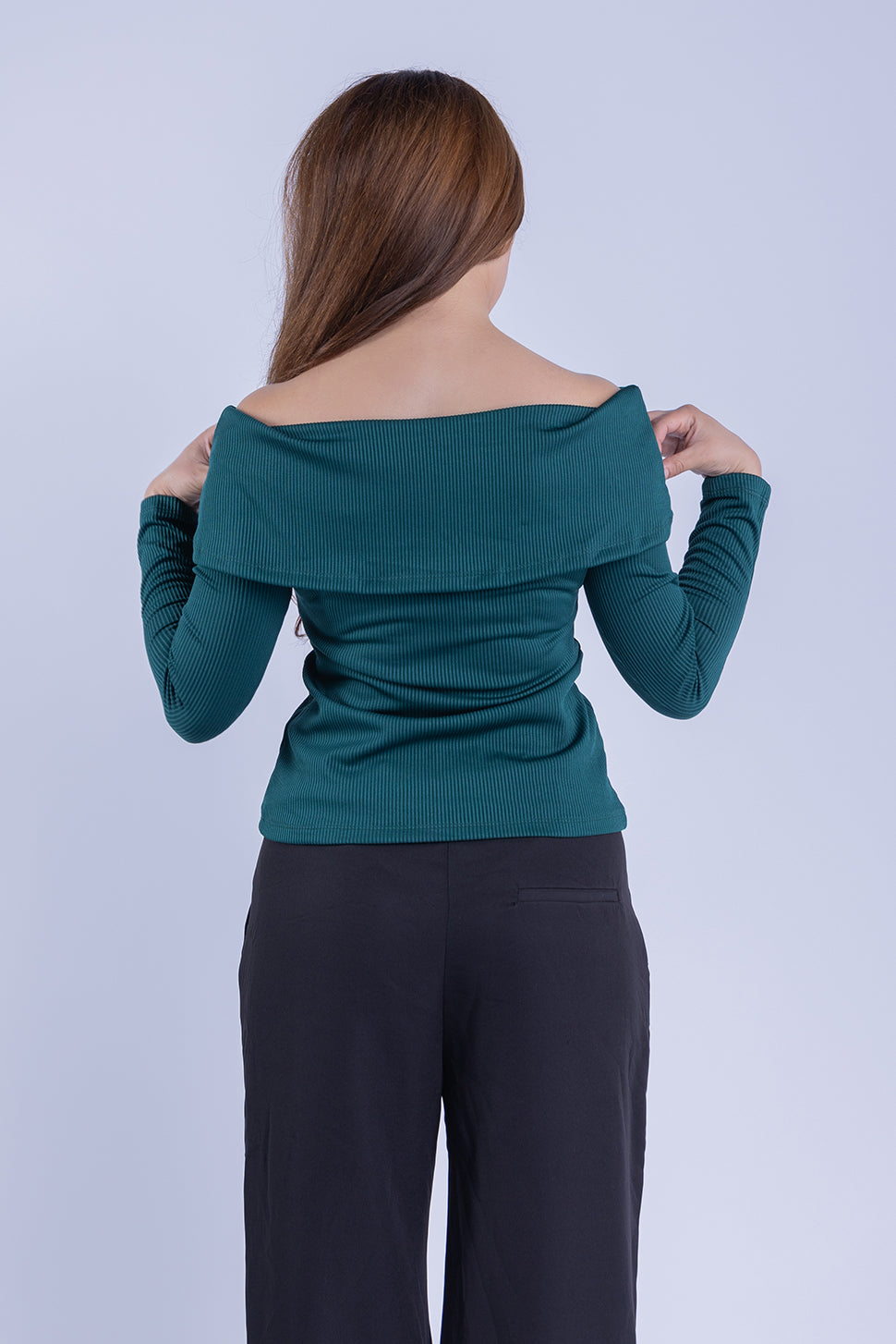 Blusa verde acanalada con hombro descubierto