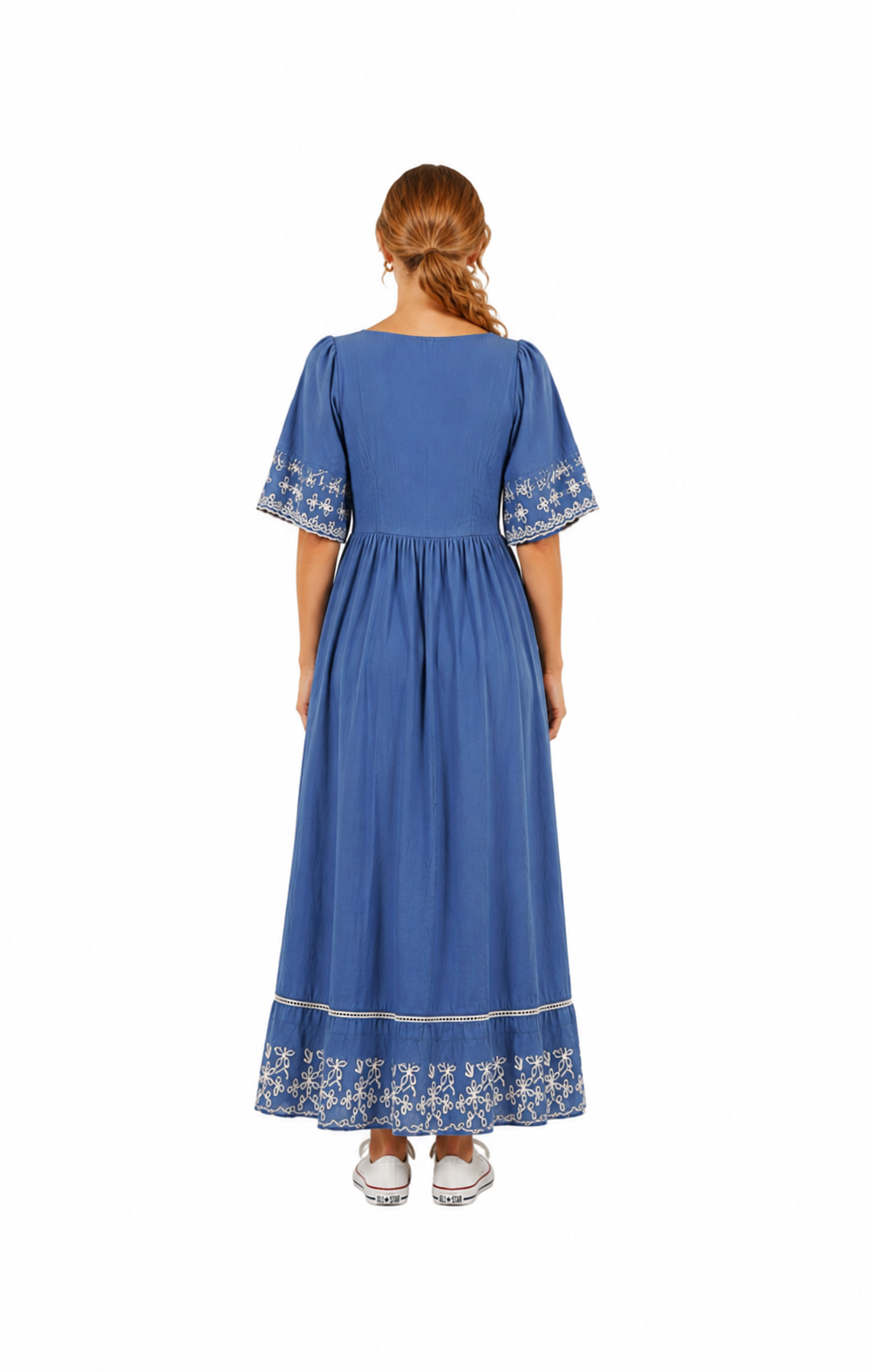 Vestido azul con bordado decorativo estilo indue