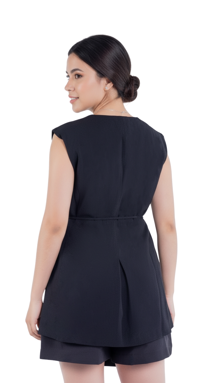 Blusa negra tipo mesh con detalle lateral metálico