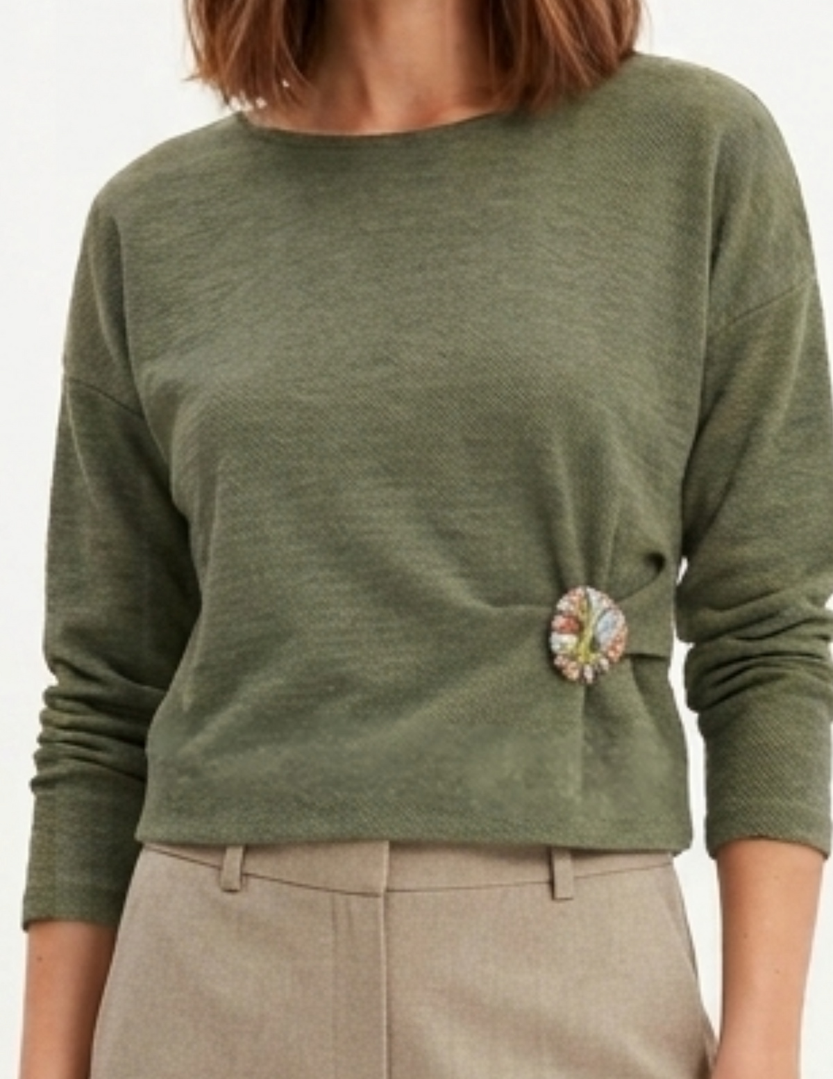 Blusa verde olivo con broche lateral